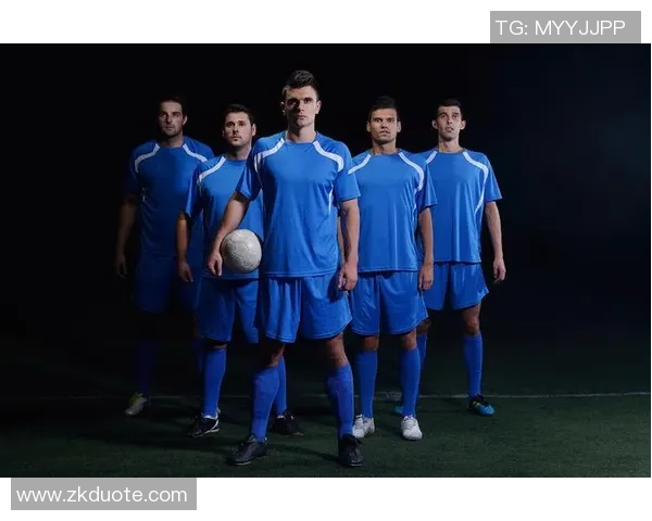 足球明星之间的默契配合瞬间展现团队精神与个人魅力的完美结合 足球明星之间的默契配合瞬间展现团队精神与个人魅力的完美结合